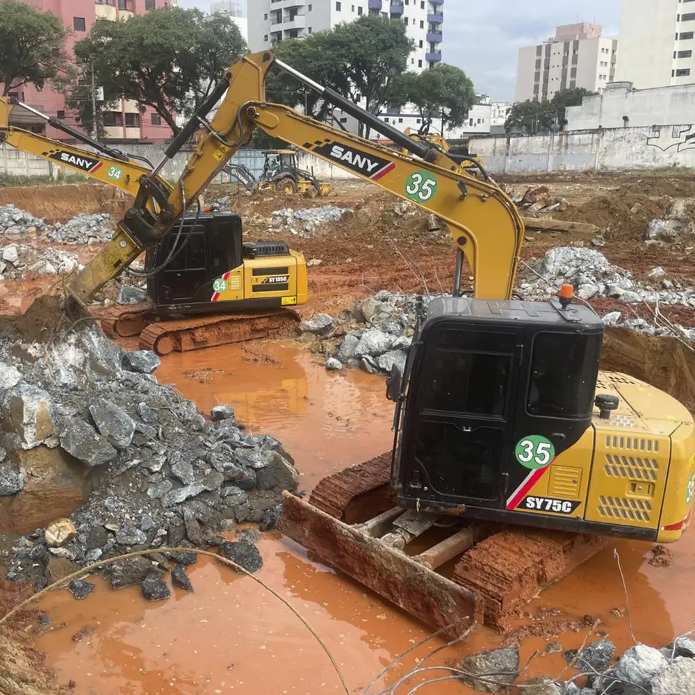 Escavadeira com rompedor hidráulico